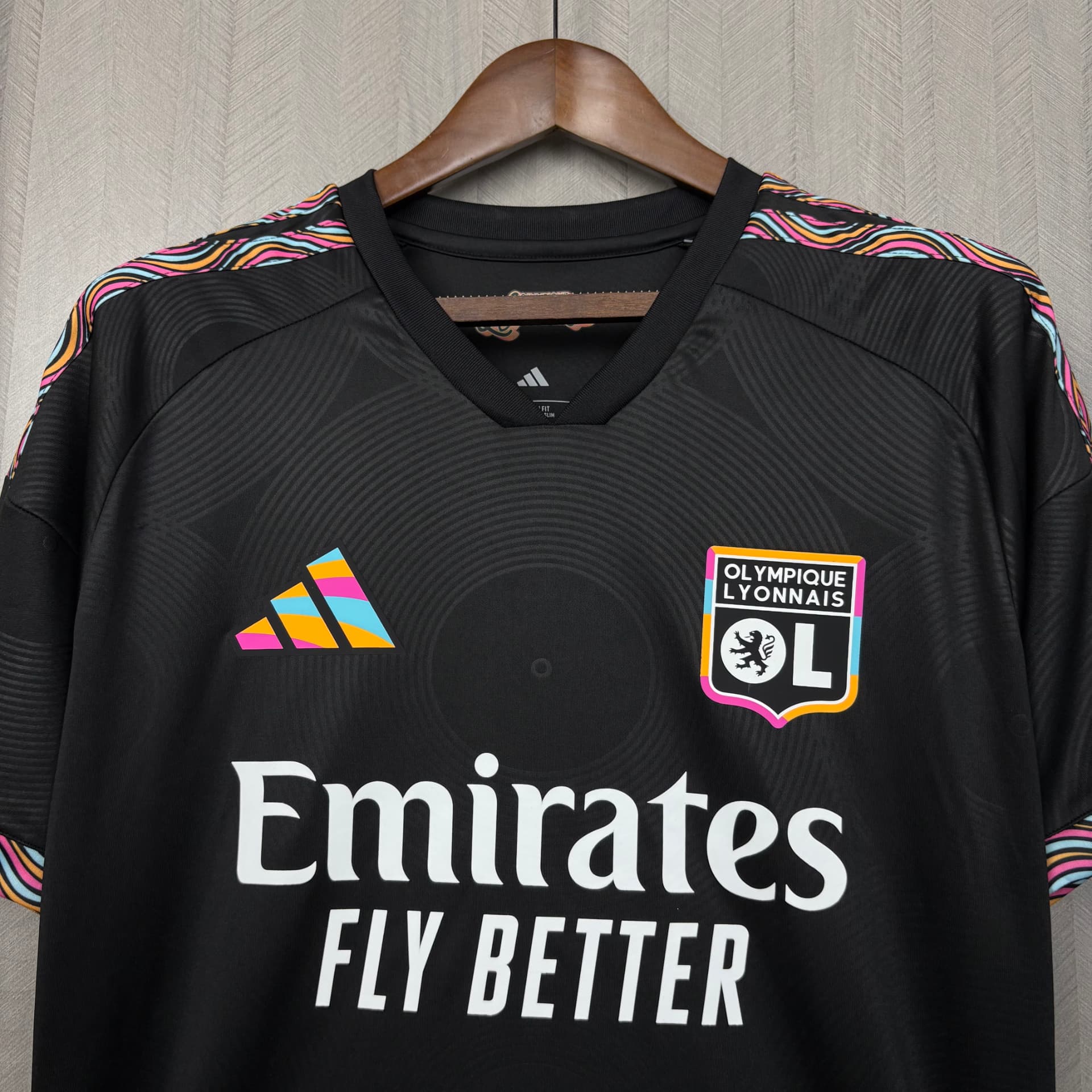 Detalhe da gola e do acabamento da camisa de futebol